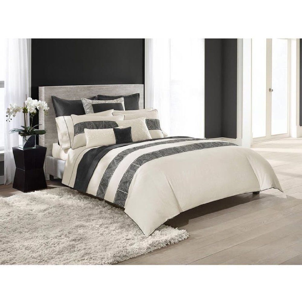 brand new Catherine Malandrino Optic Black and Ivory 96"x110" King Duvet Cover